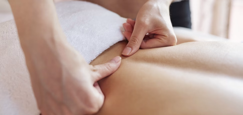 Chiropractor-pushing-sensitive-spots-460219